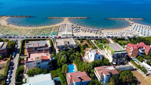 Villa Formia, Latina ilçesinde