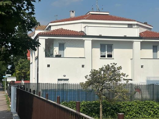 Вилла, Rozzano, Милан