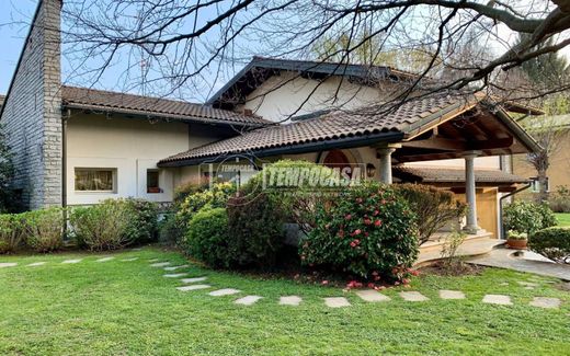Villa en Fino Mornasco, Provincia di Como