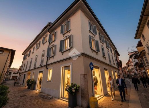 Apartment / Etagenwohnung in Seregno, Provincia di Monza e della Brianza