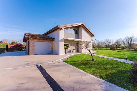 Povegliano, Provincia di Trevisoのヴィラ