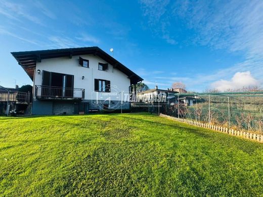 빌라 / Montano Lucino, Provincia di Como