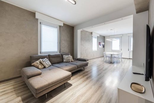Apartment / Etagenwohnung in Verona, Provincia di Verona