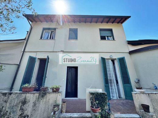 Terraced house in Pietrasanta, Provincia di Lucca