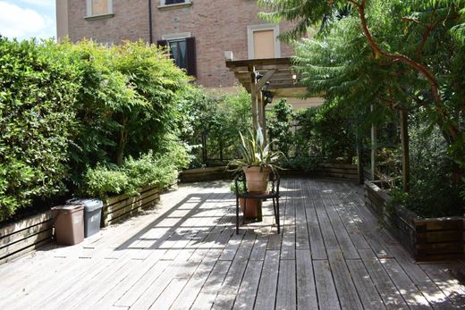 Apartment / Etagenwohnung in Bologna, Emilia-Romagna