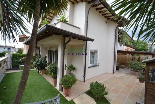 Villa a Massa, Massa-Carrara