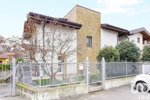 Villa a Faloppio, Como