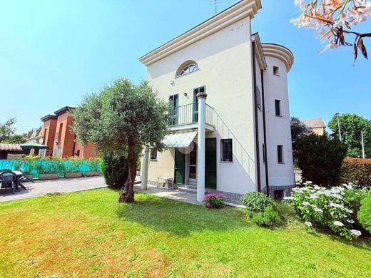Villa in Bollate, Milan