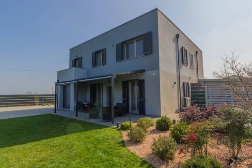 Villa en Gazzola, Provincia di Piacenza