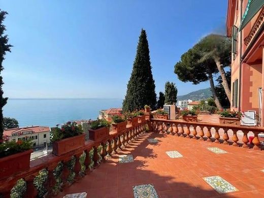 Piso / Apartamento en Alassio, Provincia di Savona