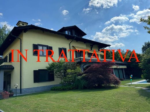 Villa en Bodio Lomnago, Provincia di Varese