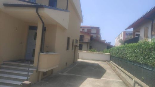 Villa a Fondi, Latina