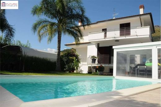 Villa a Fondi, Latina