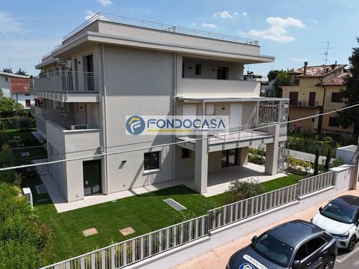 Piso / Apartamento en Desenzano del Garda, Provincia di Brescia