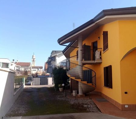 Villa in Pogliano Milanese, Mailand