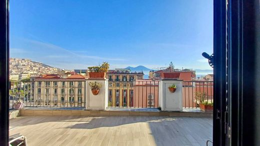 ﺷﻘﺔ ﻓﻲ نابولي, Napoli