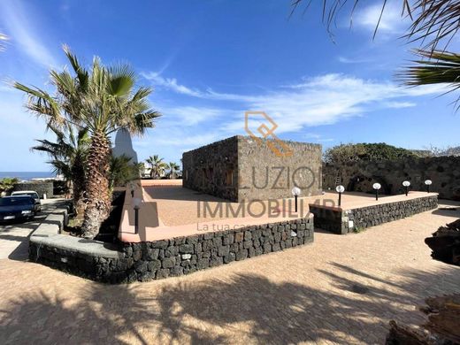 Apartment / Etagenwohnung in Pantelleria, Trapani