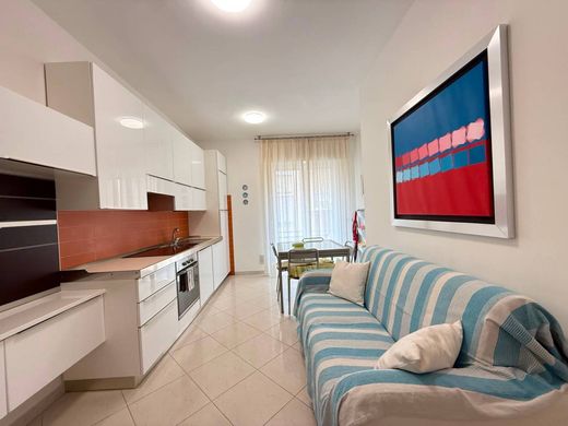 Apartment / Etagenwohnung in Alassio, Provincia di Savona