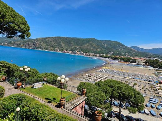 Apartment / Etagenwohnung in Sestri Levante, Genua
