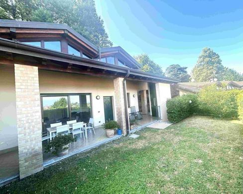 Villa in Gazzada Schianno, Provincia di Varese