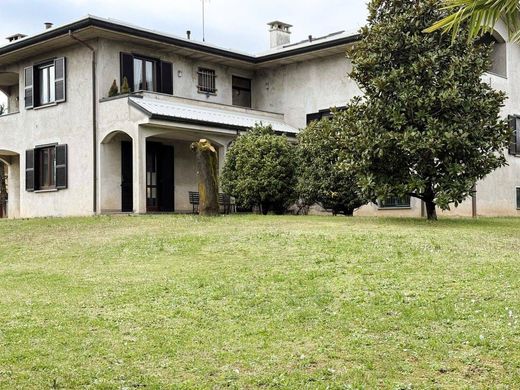 Villa a Saronno, Varese