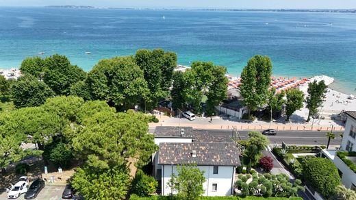 Villa a Desenzano del Garda, Brescia