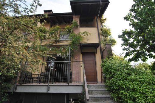 Villa en Trezzano sul Naviglio, Milán