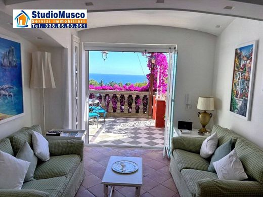 Apartment / Etagenwohnung in Capri, Neapel
