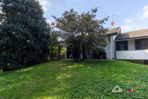 Macherio, Provincia di Monza e della Brianzaのヴィラ