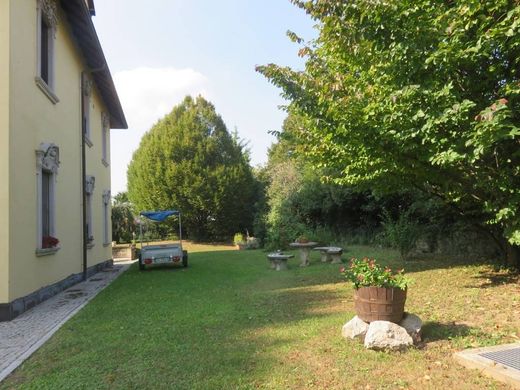 Villa in Cernusco Lombardone, Provincia di Lecco