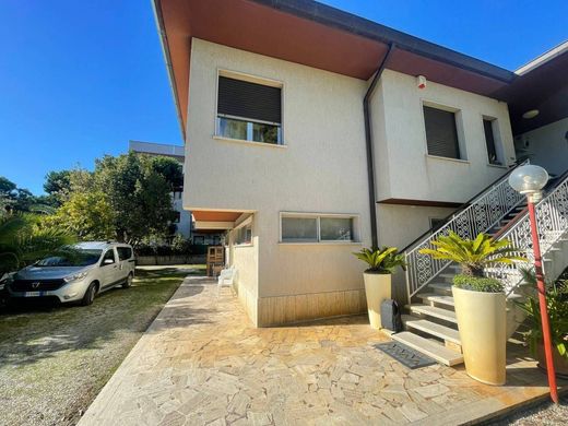 Casa de lujo en Martinsicuro, Provincia di Teramo