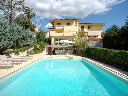 别墅  Sulmona, 拉奎拉省