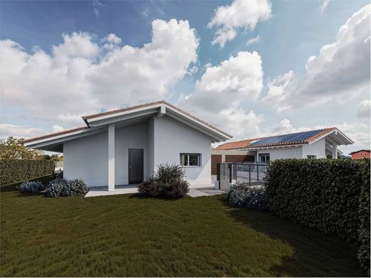 ﻓﻴﻼ ﻓﻲ Buguggiate, Provincia di Varese