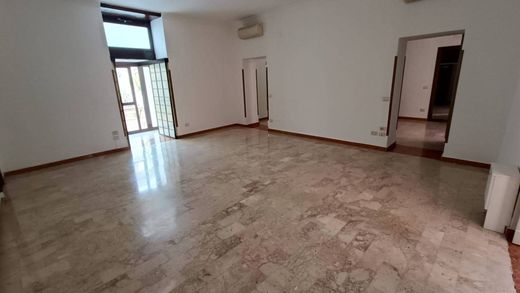 Apartment / Etagenwohnung in Neapel, Kampanien