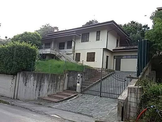 Villa a Montemaggiore al Metauro, Pesaro e Urbino