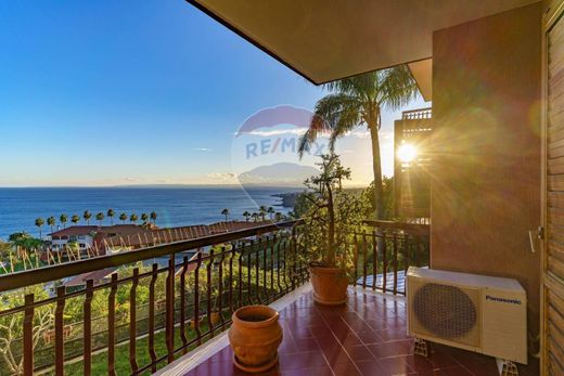 Villa a Aci Castello, Catania