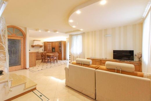 Βίλα σε Vestone, Provincia di Brescia