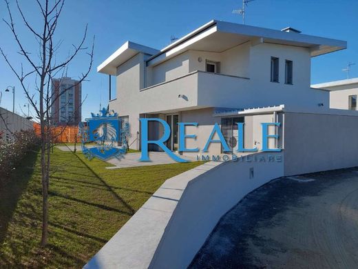 Villa in Pregnana Milanese, Città metropolitana di Milano