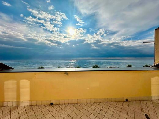 Ρετιρέ σε Loano, Provincia di Savona