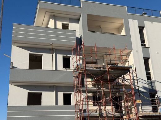 阁楼  Carugate, 米兰省