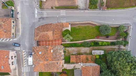 منزل مسطّب متراص ﻓﻲ Valeggio sul Mincio, Provincia di Verona