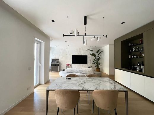 ﺷﻘﺔ ﻓﻲ نابولي, Napoli