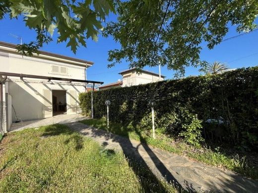 منزل مسطّب متراص ﻓﻲ Pietrasanta, Provincia di Lucca