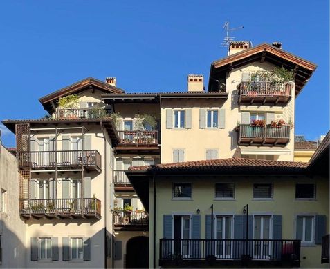 Penthouse Rovereto, Trento ilçesinde