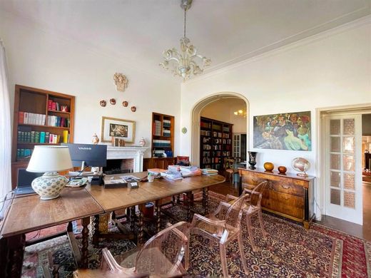 Apartment / Etagenwohnung in Viareggio, Provincia di Lucca