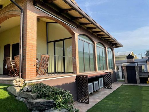 Villa a Castel San Pietro Terme, Bologna