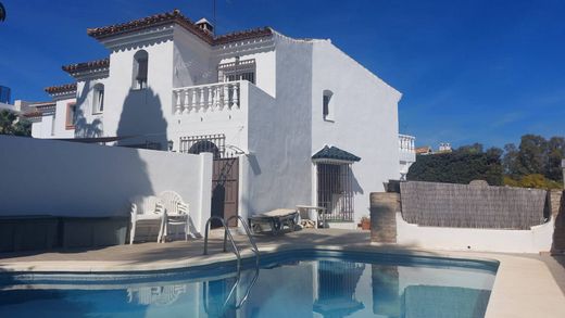 Mehrfamilienhaus in Estepona, Málaga