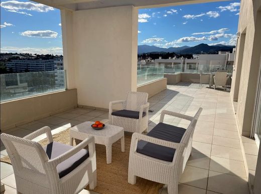 Penthouse in Nueva Andalucia, Malaga