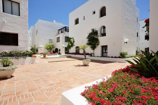 Apartment / Etagenwohnung in Puerto Banús, Málaga