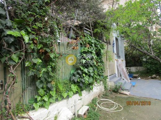 Land in Khalándrion, Nomarchía Athínas